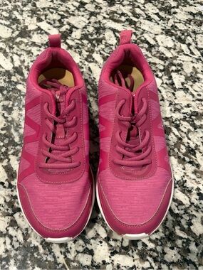 Vionic Kiara Pro slip resistant shoes